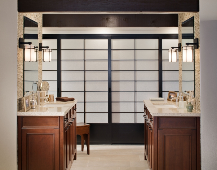 idée déco salle de bain de style japonais avec meubles en blanc et bois, design salle de bain double vasque en parallèle 