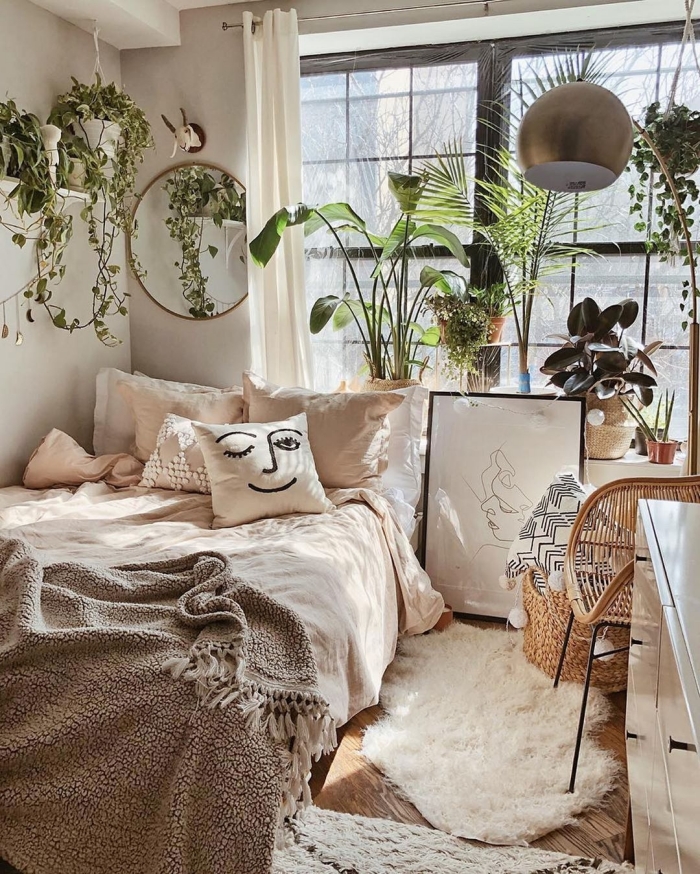 décoration chambre à coucher adulte photos inspirantes, aménagement petite pièce de style urbain jungle avec meubles rotin