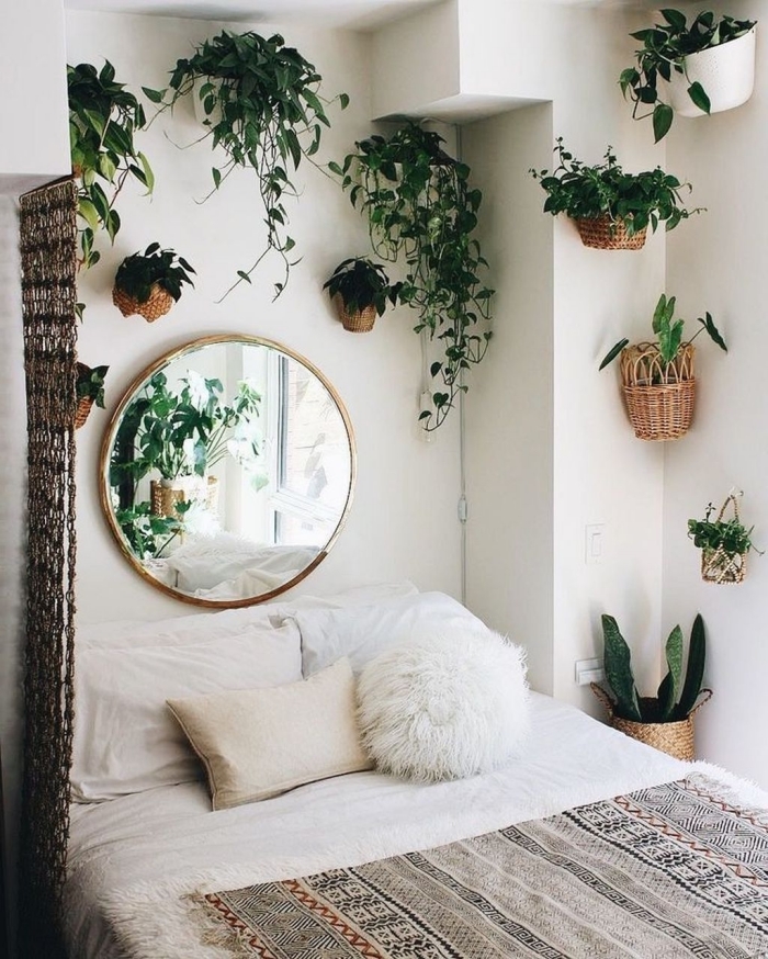 idée déco chambre adulte d'esprit urbain jungle, exemple comment décorer une petite pièce boho chic avec plantes sur les murs