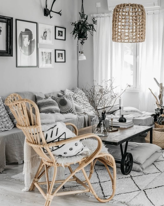 modèle d'abat jour rotin dans un salon cocooning décoré en blanc et gris avec accents en blanc et bois, modèle de chaise à basculer en bambou et rotin