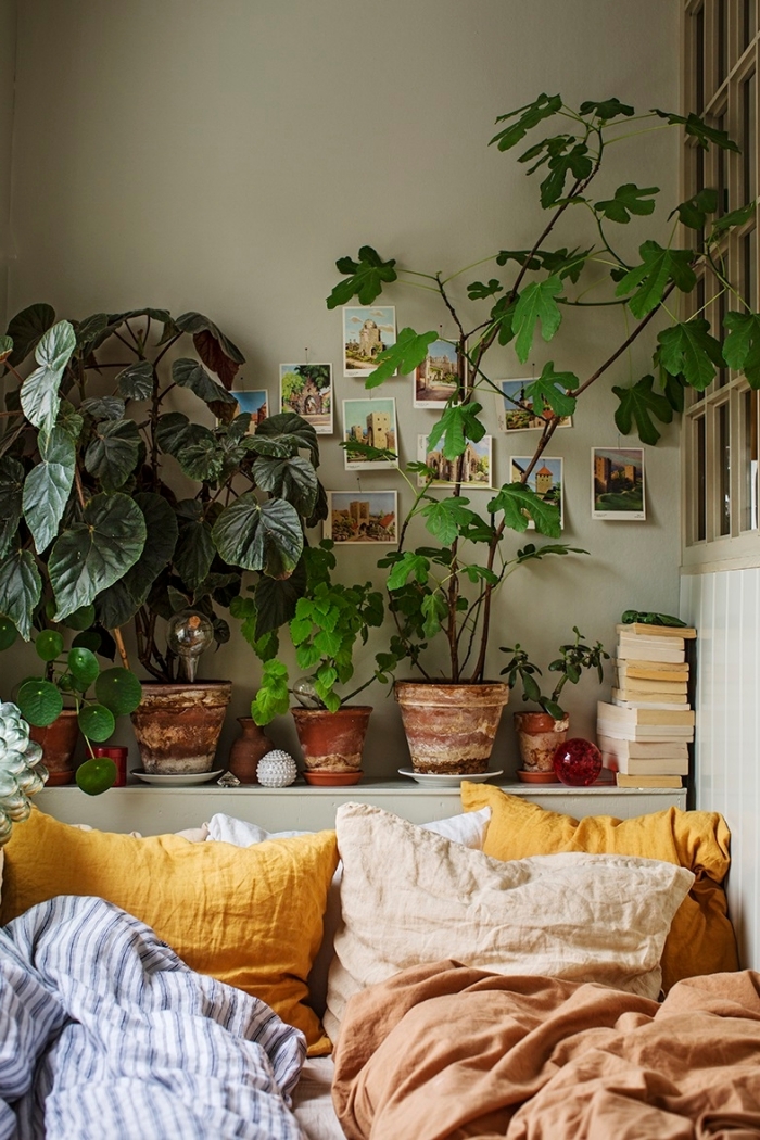 quelles décoration chambre à coucher adulte photos à faire soi-même, design petite pièce relaxante en vert avec accents en jaune