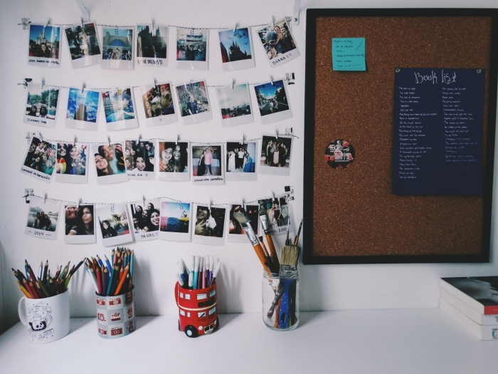 comment personnaliser son bureau étudiant avec accroche photo DIY, modèle de guirlande fait maison avec photos