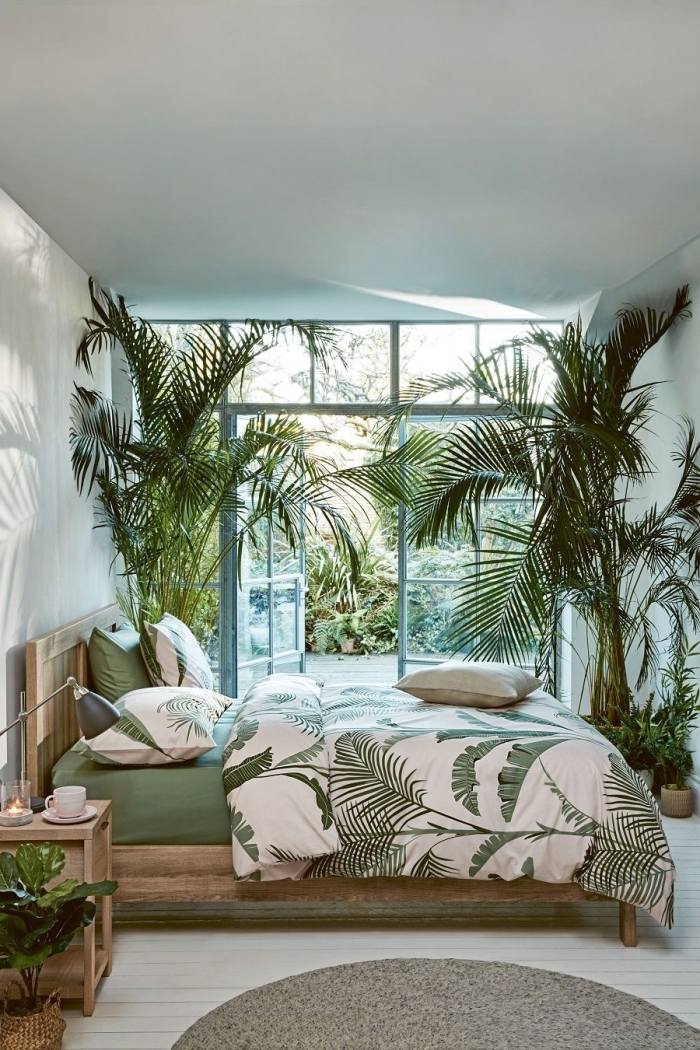 comment aménager une pièce parentale d'esprit exotique, idée de deco chambre zen avec gros lit en bois et linge de lit en blanc et vert