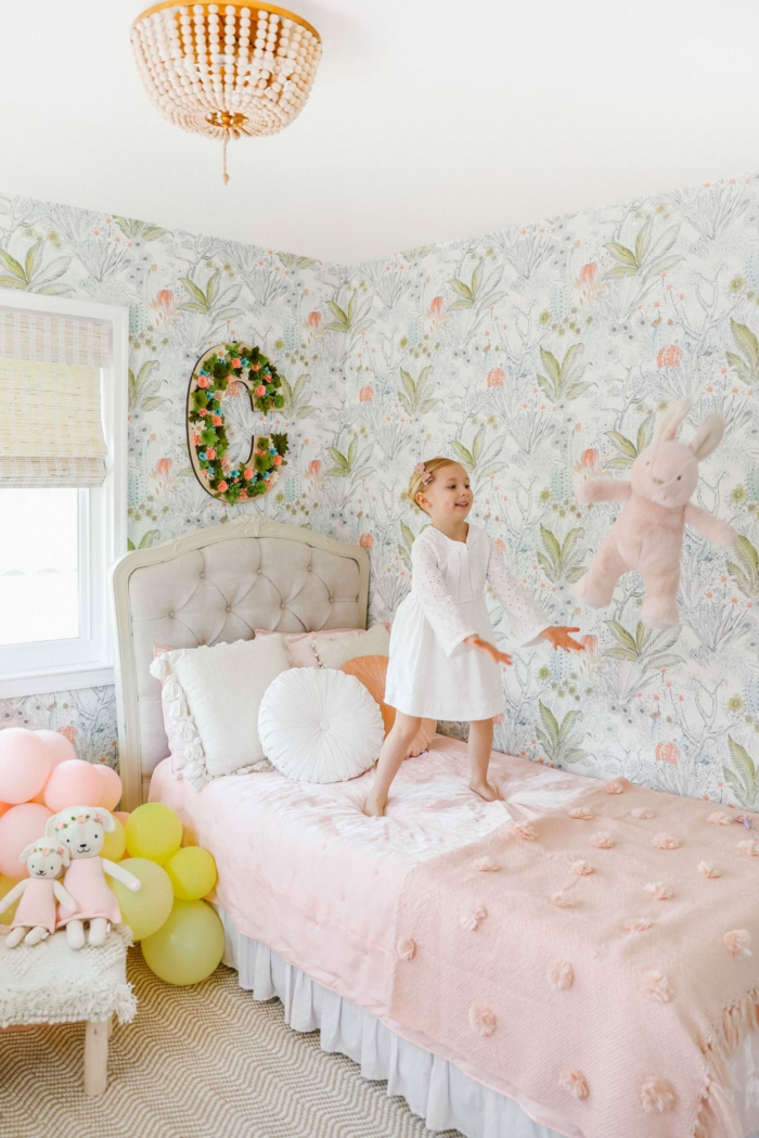 Papier peinte fleurie lit rose et gris, fille en robe blanche adorable idee deco chambre bebe fille, inspiration decoration chambre fille