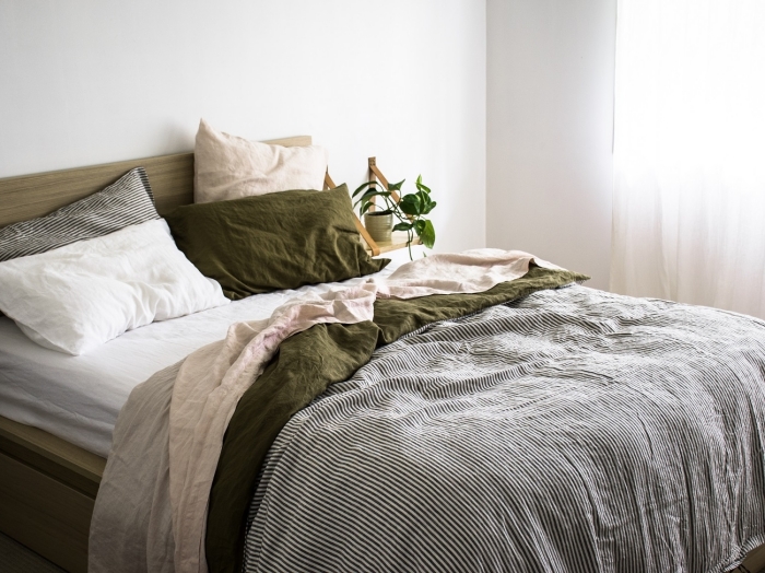 quelles couleurs pour la chambre adulte deco moderne, idée de chambre blanche aménagée avec meubles bois et accessoires en vert et gris