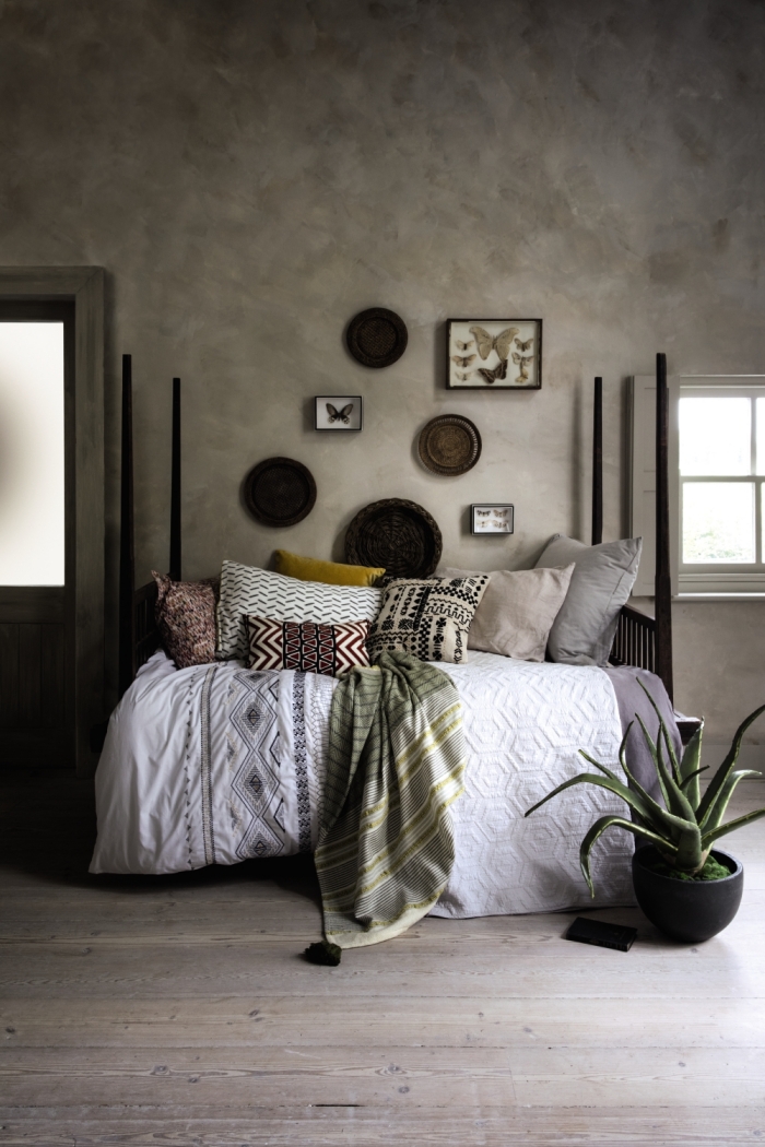 décoration de chambre d'esprit boho chic, design chambre aux murs gris béton avec décoration de coussins en couleurs nature
