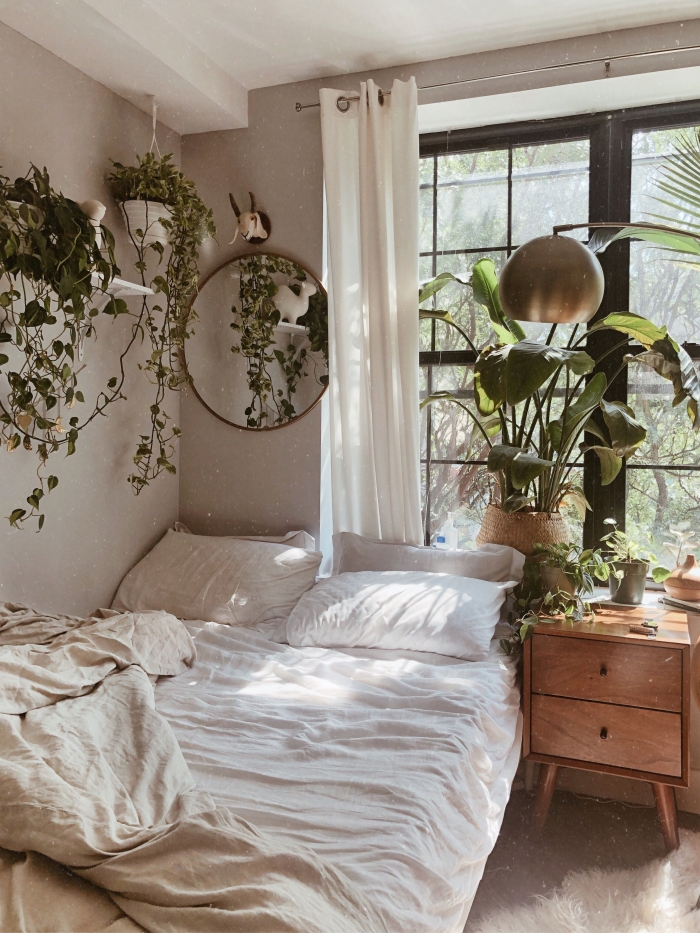 décoration chambre à coucher d'esprit nature en couleurs neutres, idée comment aménager petite pièce de style urbain jungle