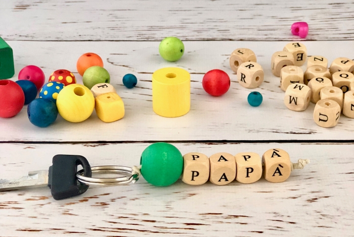 exemple de cadeau fête des pères original à faire soi-même, bricolage porte-clé avec perles de bois alphabet à message papa