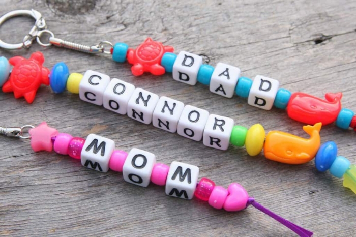 cadeau fête des pères original, idée comment faire un porte-clé avec perles alphabet à message pour la fête des pères