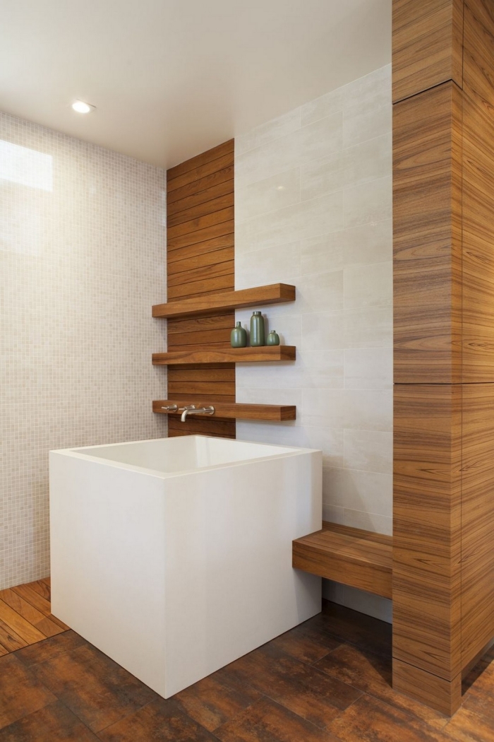 comment décorer une salle de bain bois et blanc de style asiatique, design petite salle de bain avec baignoire autoportante