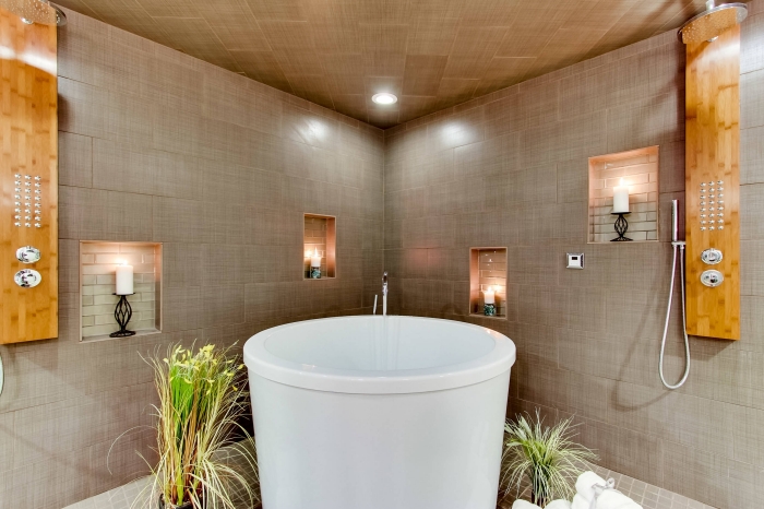 salle de bain zen décorée en couleurs neutres avec accents bois, agencement salle de bain avec petite baignoire blanche