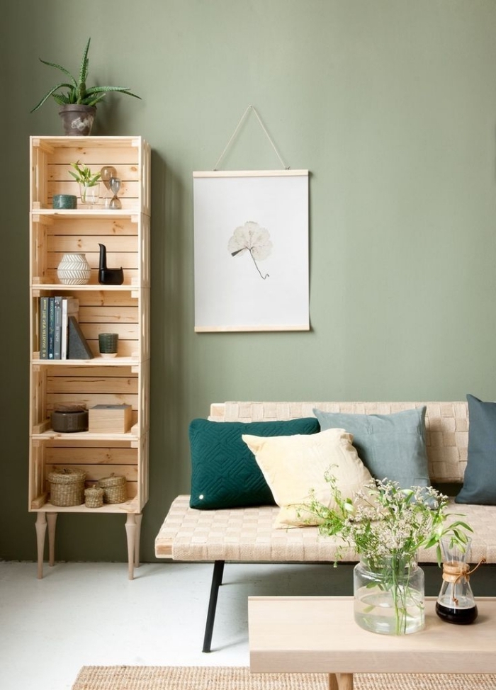 diy etagere palette ou cagettes de bois, décoration de salon aux murs vert menthe avec meubles en bois clair fait maison