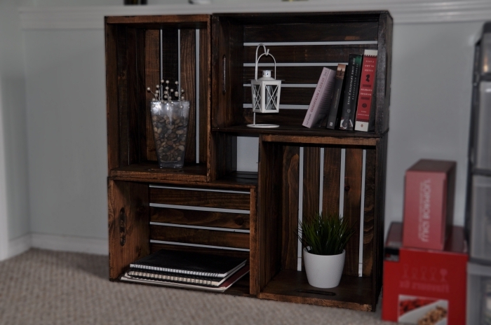 deco avec palette ou caisses de bois, modèle de meuble de rangement fait maison avec caissettes de bois repeintes