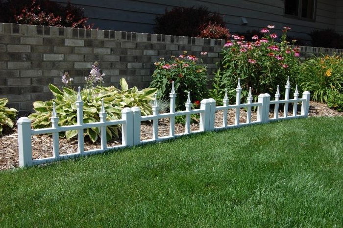 mini cloture de bois blanchi pour bordure pelouse elegant, idee deco jardin originale a recycler