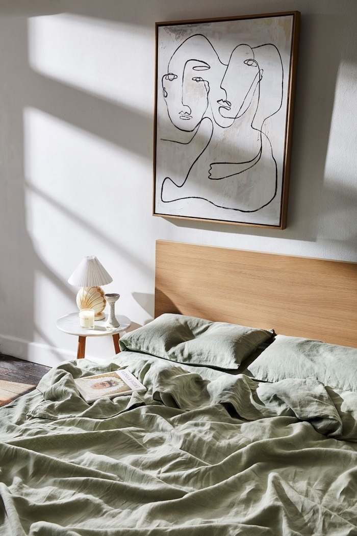 deco chambre parentale de style nature et mimaliste, idée comment décorer un lit cocooning moderne avec linge de lit en vert kaki