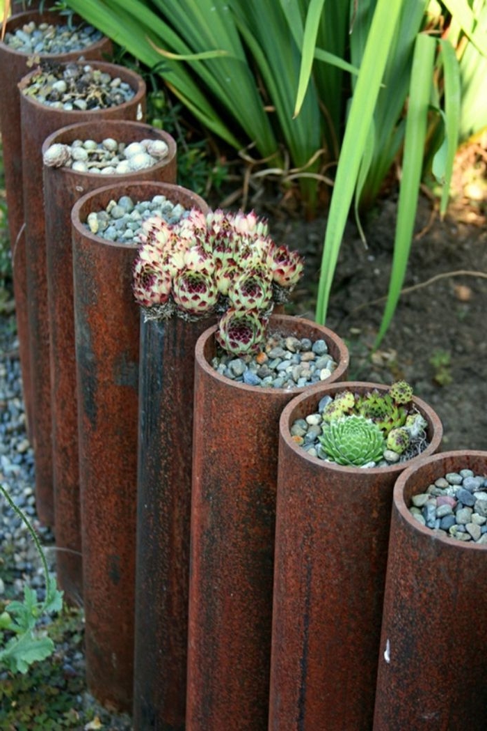 recyclage de tubes de métal avec gravier et succulents dans les interstices pour realiser une idee bordure jardin recup originale