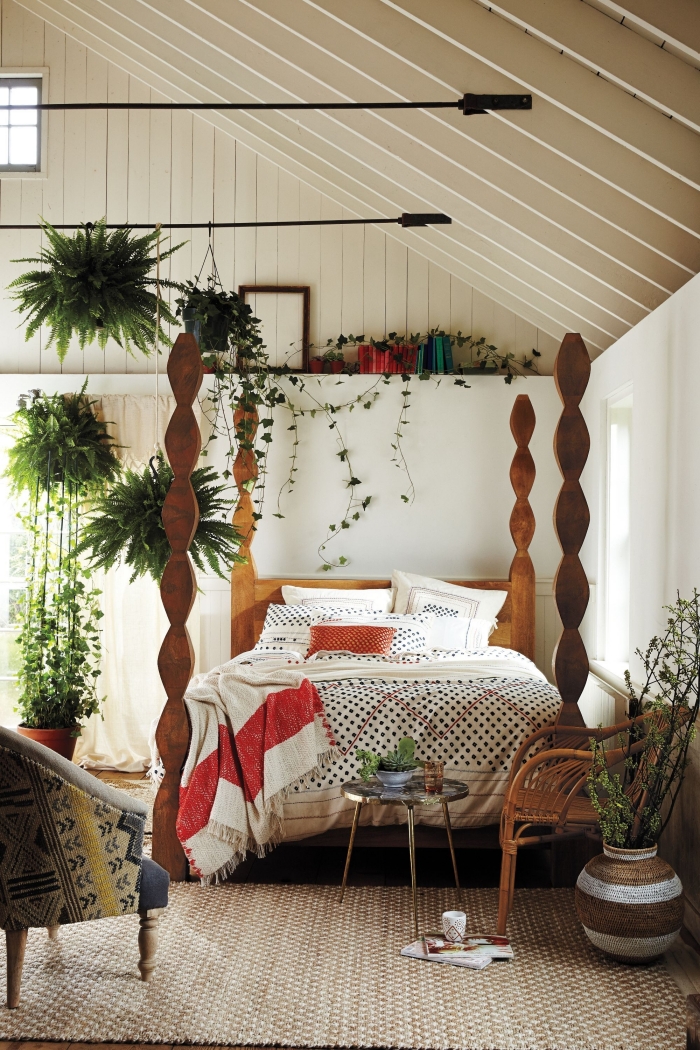 décoration chambre à coucher blanche avec meubles en bois foncé et fibre végétale, design lit cocooning avec cadre exotique