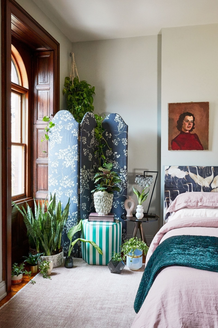 chambre adulte deco exotique avec plantes, design chambre blanche avec grosse fenêtre bois et paroi décoratif en bleu foncé