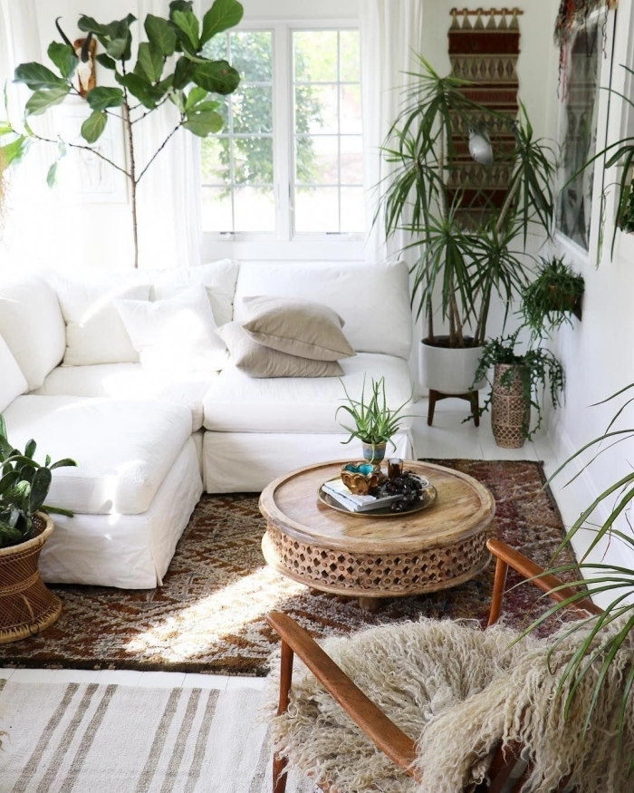 petit salon blanc de style boho moderne aménagé avec meubles en blanc et bois, plante d'intérieur dans cache pot rotin
