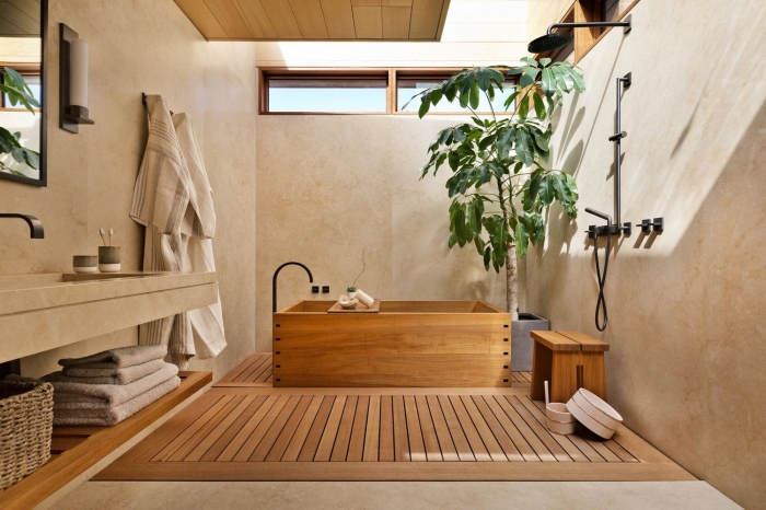 comment décorer une salle de bain japonaise en bois, design salle de bain aux murs aspect pierre et plafond en bois clair