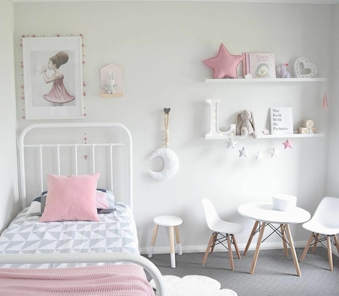 Lit blanc en fer idée peinture chambre fille, idée déco chambre bébé pour les petits étoile rose coussin miniature 