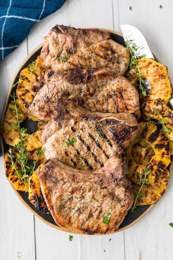 quelle viande pour barbecue, idée de cotelettes de porc servis avec recette accompagnement barbecue simple de tranches d ananas