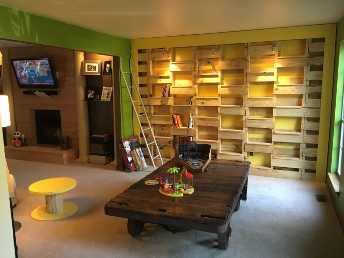 comment décorer un mur avec rangement en bois recyclé, idée de meuble en palette facile à faire et à petit budget