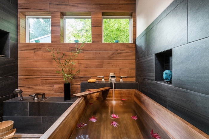 design intérieur moderne de style asiatique, idée de décoration de baignoire japonaise bois avec pétales de fleurs roses