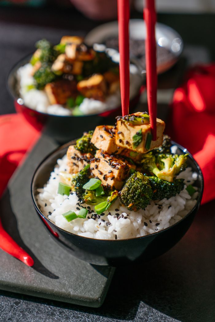 idée repas de midi original, tofu soyeux aux brocoli servi sur du riz collant dans un bol, repas leger et rapide