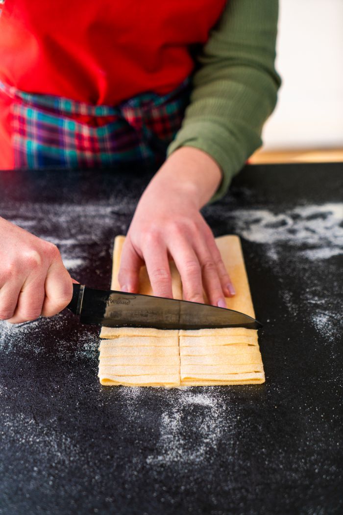 couper les tagliatelles avec un couteau, exemple de recette pates maison facile et rapide