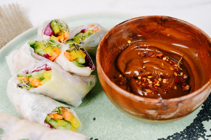 archzine studio recette rouelau de printemps aux crudités et crevettes avec sauce rouelaux de printemps à base de beurre de cacahuètes