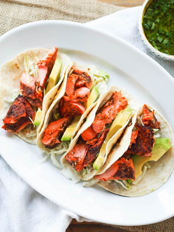 idée tacos maison au poisson avec du saumon mariné grillé avec avocat et germes, idee repas barbecue