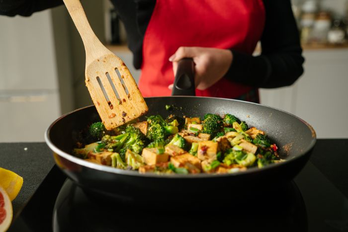 remuer le tofu aux brocoli dans la poele, recette tofu soyeux comme repas vegan de midi leger