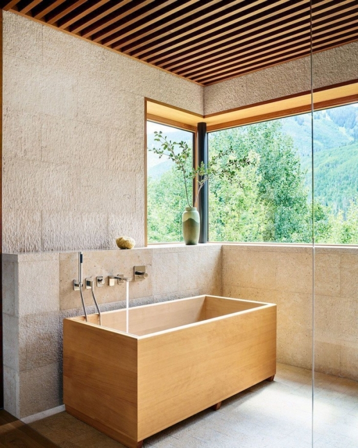 quel revêtement de plafond pour une salle de bain nature, décoration petite salle de bain avec baignoire en bois japonaise