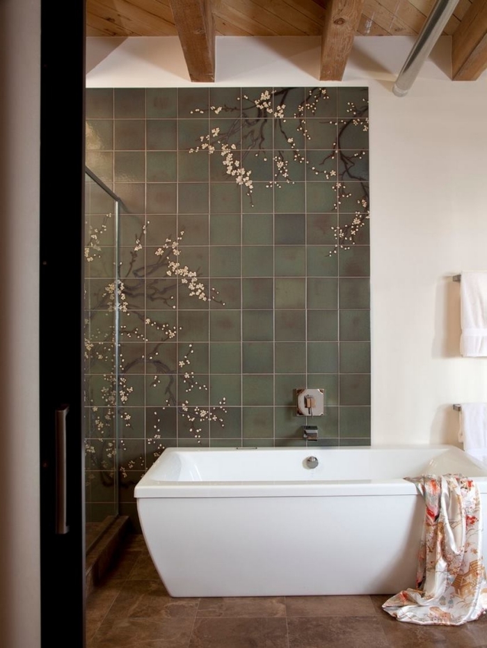 quel carrelage pour les murs dans une salle de bain asiatique, idée de déco inspiration japonaise avec baignoire autoportante