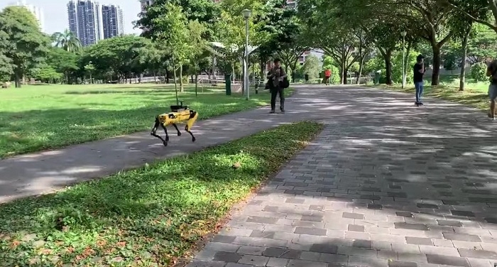 Le robot Spot de Boston Dynamics rappelle aux promeneurs de respecter une distance de sécurité pour limiter la propagation du covid 19