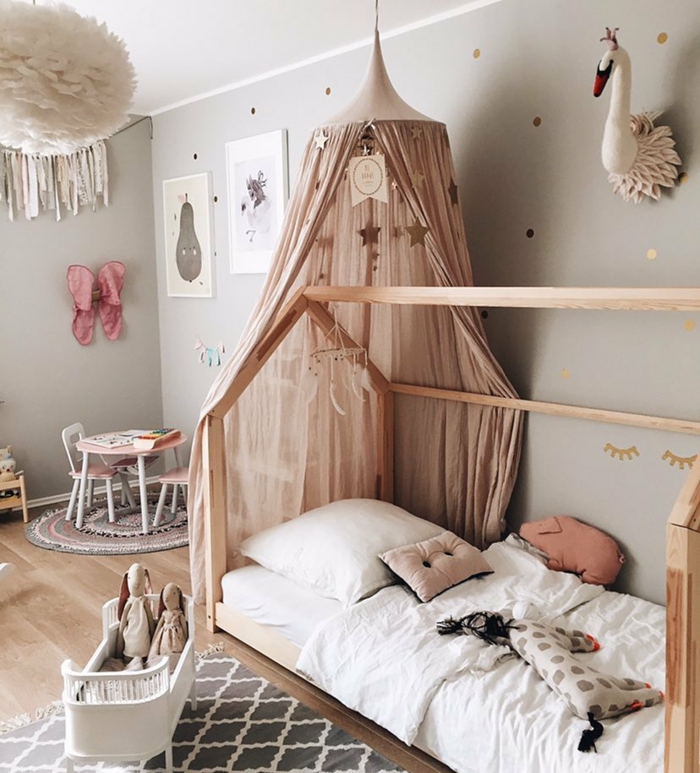 Lit pour bébé avec rideau rose thème chambre bébé, peinture chambre fille, inspiration aménagement