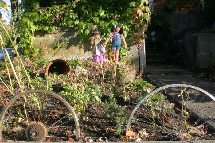 comment reutiliser des roues de bicyclette dans son jardin pour separer une plate-bande et decorer son jardin