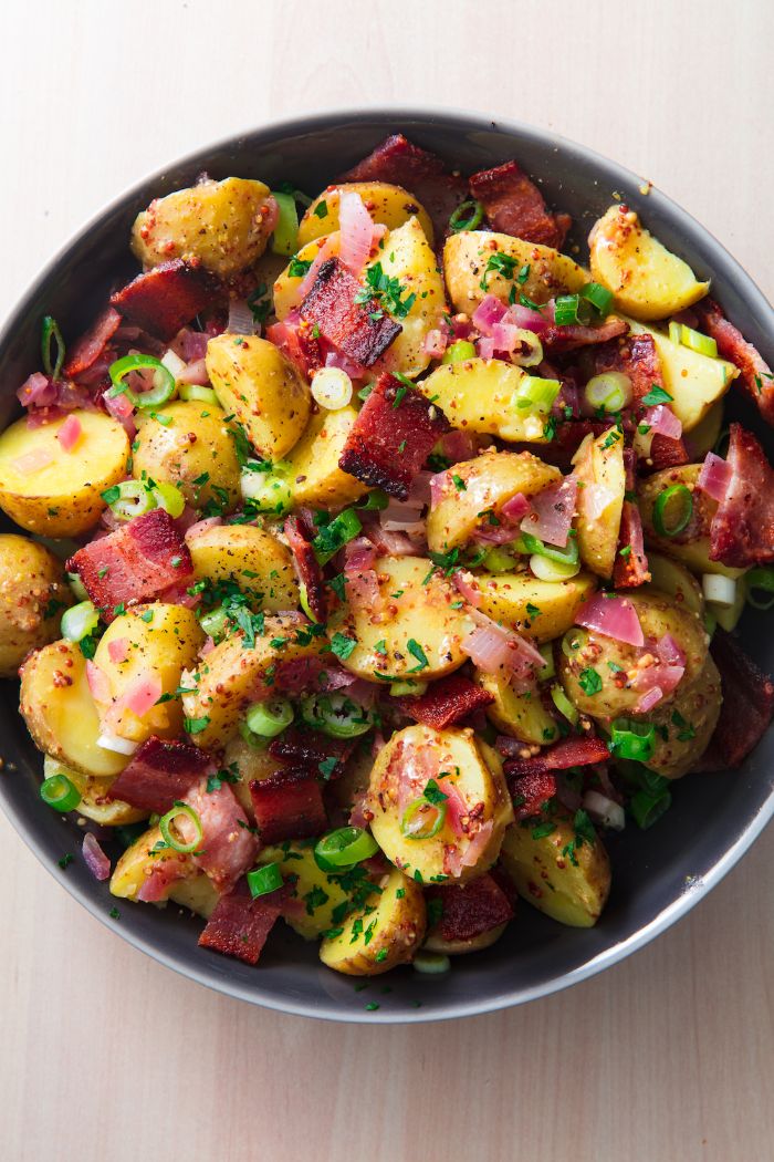 salade aux pommes de terre au bacon et oignons assaisonée, idée recette accompagnement barbecue traditionnelle