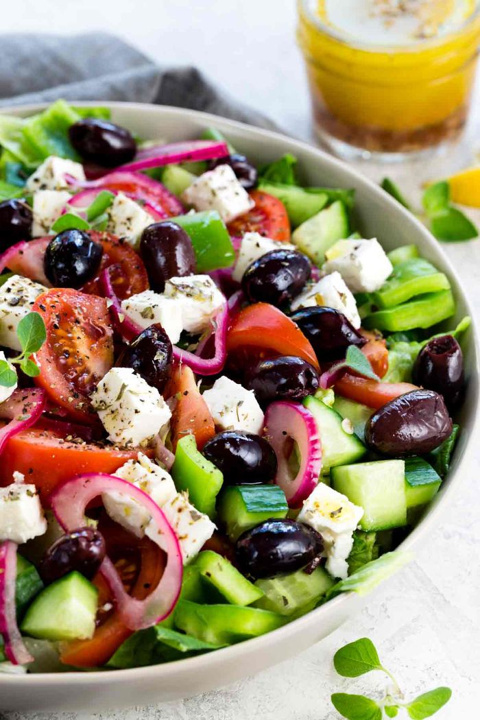 accompagnement froid pour barbecue, idée pour faire une salade grecque aux concombres, tomates, olives, oignons, feta et origan