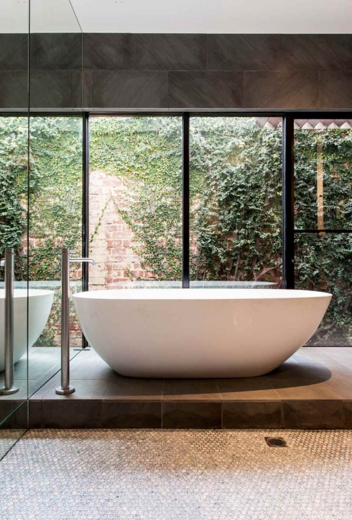 quelles couleurs pour aménager une salle de bain zen moderne, conception contemporaine salle de bain avec baignoire