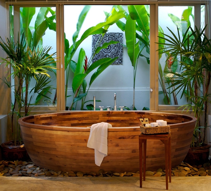 comment décorer une salle de bain relax avec baignoire japonaise en bois foncé, design salle de bain avec jardin zen