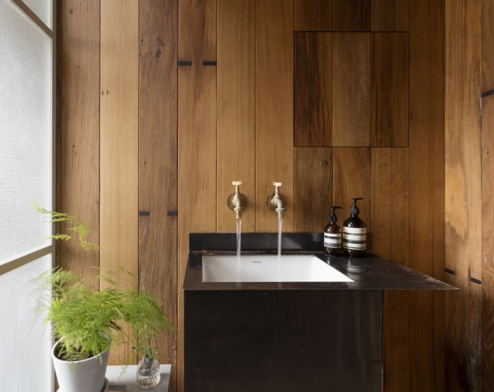 design salle de bain bois de style japonais, décoration petite salle de bain aux murs en bois avec évier en blanc et noir
