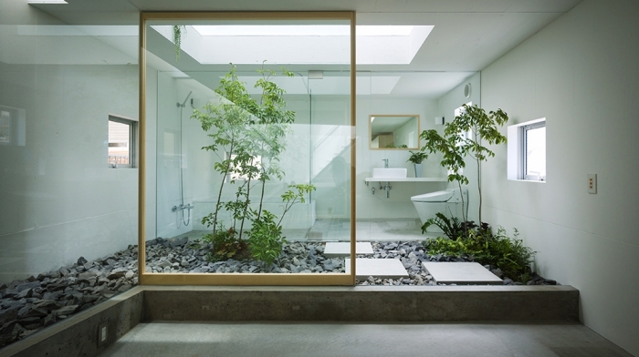 comment décorer une salle de bain nature en blanc avec accents en bois, design salle de bain avec jardin zen et cailloux