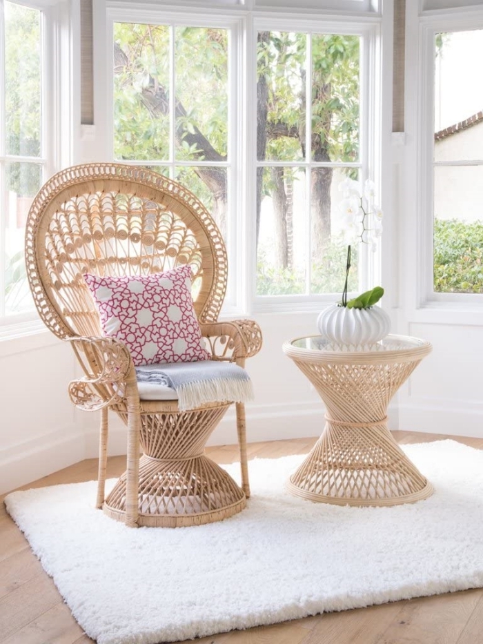 design cocooning dans un salon blanc et bois, idée de déco rotin avec meubles tendance, modèle de chaise en fibre végétale paon