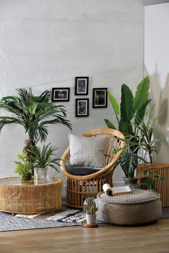 déco bohème chic dans un salon aux murs gris clair et parquet bois aménagé avec meubles en bambou et rotin, déco avec plantes d'intérieur
