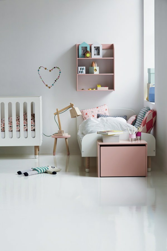 Étagère rose en bois lit bébé et lit enfant chambre de petite fille, peinture chambre bébé, maison bien aménagée