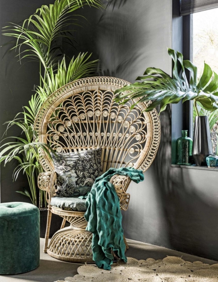 modèle de chaise paon en fibre végétale tendance, décoration de salon en rotin de style exotique aux murs vert de gris