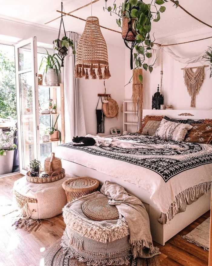 deco chambre parentale d'esprit tropical avec accessoires tressés et meubles en bois blancs, design pièce boho chic moderne