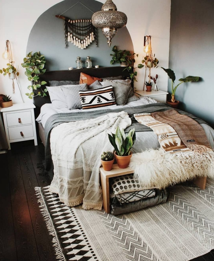 idée peinture chambre hippie chic aux murs en blanc et gris avec parquet de bois foncé, design chambre bohème en couleurs nature